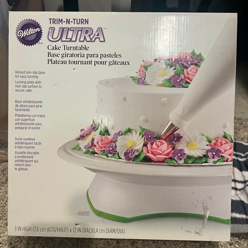 Wilton Ultra Cake Turntable.  Like new condition. In box.
